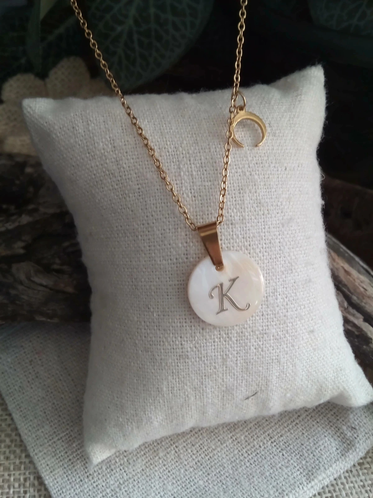 Collier pendentif en nacre naturelle lettre prénom K – photo 2